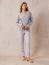 Remera de pijama gris de algodón, con escote redondo, bolsillo en el pecho y mangas largas.