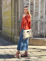 Falda midi de jean azul con abertura frontal y calce ajustado.