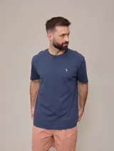 Remera azul marino de algodón con cuello redondo y logo bordado en el pecho.
