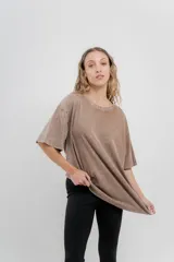Remera oversize color marrón con efecto lavado, cuello redondo y mangas cortas amplias.