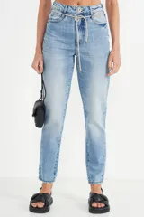Pantalón de jean celeste con corte recto, tiro alto y cordón ajustable en la cintura.