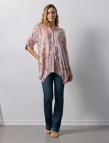 Camisa de gasa estampada con arabescos, marca Grand & Greene. Cuello a la base, escote en V y abertura central con botones. Largo de manga regulable con presilla y botón.