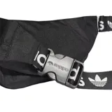 Riñonera Adidas negra con logo blanco estampado en el frente y cierre superior.