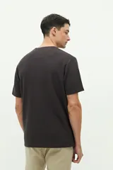 Remera color beige con textura, de manga corta, corte regular y logo estampado en el pecho.