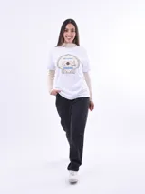 Remera negra de algodón con cuello redondo y mangas cortas. Estampado frontal con la frase "World Tour Vacation State of Mind" en letras de colores y un pequeño dibujo de una palmera.
