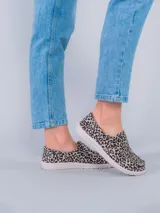 Zapatillas slip on con estampado animal print, capellada de textil y suela de goma.