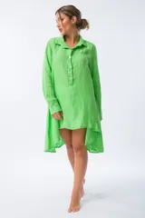 Camisa verde de lino con botones de nácar.