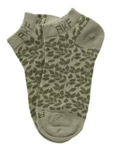 Calcetines cortos de bambú color violeta con estampado de hojas en tono lila. Presentan un borde superior con volados y logo de la marca en el tobillo.