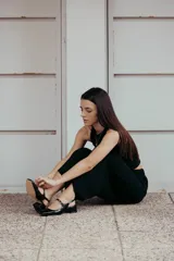 Zapatos estilo Mary Jane color beige, confeccionados en cuero, con taco cuadrado de 6 cm y tira con hebilla sobre el empeine.