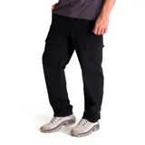 Pantalón cargo color verde oliva, de corte recto, con bolsillos laterales con solapa y bolsillos traseros.