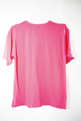 Remera fucsia de corte holgado con estampado verde de la frase 'Summer Time'.