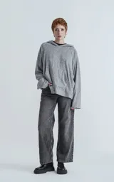 Hoodie gris de lanilla con textura, corte oversize crop y costuras expuestas.