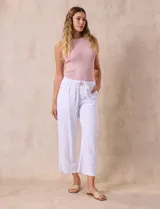Pantalón blanco liso marca Dash, con pretina trasera elastizada y bolsillos delanteros y traseros. Corte cropped.