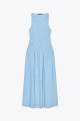 Vestido midi con estampado de cuadros vichy celestes y blancos, cuello redondo y sisa.