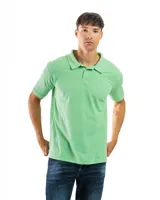 Remera polo verde militar de manga corta, con cuello clásico y tapeta de dos botones.