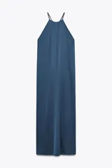 Vestido largo azul con cuello halter y tirantes finos. Detalle de aplique metálico en la espalda.