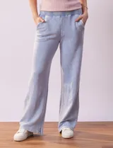 Pantalón jogger wide leg color celeste, marca Ninety. Con pretina ancha elastizada y bolsillos delanteros.
