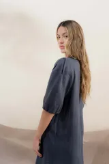 Vestido azul petróleo de lino, corte recto, con mangas abullonadas 3/4 y cuello redondo.