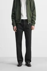 Pantalón de jean negro de corte recto, con cinco bolsillos y cierre frontal con botones. Colección especial Origins.