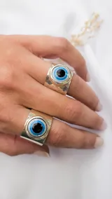 Anillo plateado con diseño de ojo turco.