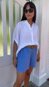 Short azul de lino con cinturón de rafia.