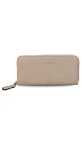 Billetera larga color beige de símil cuero, con cierre perimetral y bolsillo trasero con cierre.