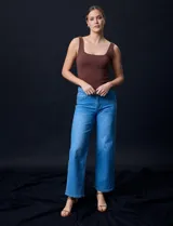 Jean de pierna ancha, color azul, marca Angels of Difference. Pretina con pasadores, botón y cierre. Delantera y trasera con bolsillos.