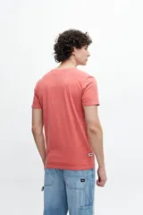 Remera básica color rojo con cuello redondo y mangas cortas.