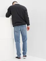 Pantalón de jean celeste de corte slim.