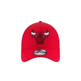 Gorra roja de béisbol New Era modelo 9FORTY con el logo de los Chicago Bulls bordado en el frente.