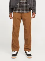 Pantalón de pana color marrón con corte recto, bolsillos delanteros y traseros, cierre con cremallera y trabilla para martillo.