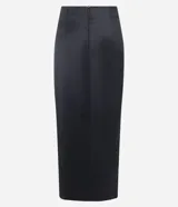 Vestido midi negro de satén con escote halter y abertura lateral.