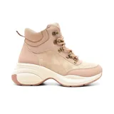 Bota de caña media color beige con cordones y detalles metálicos cobrizos. Plataforma con suela marrón.