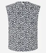 Blusa de crepé sin mangas con cuello redondo fruncido, hombreras, estampa geométrica en blanco y negro y cierre trasero en forma de gota.