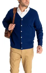 Cardigan color camel de cashmere 100% natural, con cuello en V y cierre frontal con botones.
