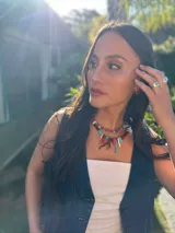 Collar corto con cuentas de resina, corales naturales, nácar, cuentas reconstituidas y cristales checos. Se cierra con cadena de acero quirúrgico y ganchito para regular el largo.