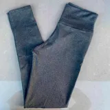 Calza larga gris de suplex con felpa interior y tiro alto.