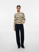 Sweater tejido color crema con rayas horizontales negras, cuello redondo y mangas largas.