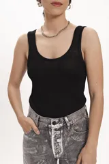 Blusa tejida negra de breteles finos y escote redondo.