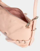Bandolera hobo color rosa viejo de cuerina, con manija con hebillas regulables laterales, cierre superior y hebilla frontal con broche con imán.