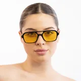 Lentes de sol con marco negro, patillas plateadas y lentes celestes.