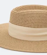 Sombrero de playa de paja color beige, con cinta contrastante color crema.
