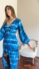 Vestido largo azul con estampado abstracto en blanco, escote en V, mangas largas abullonadas y falda con volados.