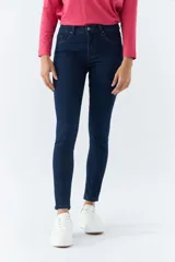Pantalón de jean negro, corte skinny, tiro medio, con logo bordado y pasacinto.