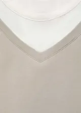 Camiseta color gris claro con cuello en V y mangas cortas. Diseño de doble capa con remera blanca debajo.