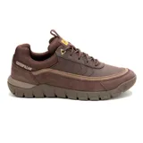 Zapatillas Caterpillar Versage Lo color marrón con detalles en amarillo.