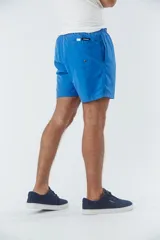 Short de baño liso color azul marino, con dos bolsillos delanteros y uno trasero.