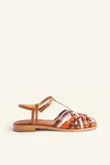 Sandalia de cuero trenzado multicolor, con diseño artesanal y cierre lateral con hebilla.