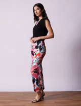 Pantalón de gabardina elastizada con estampado floral, marca Zac & Rachel. Tiene pretina ancha elastizada.