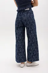 Pantalón jean wide leg de tiro alto, color azul denim, con ruedo desflecado y bolsillos delanteros y traseros.